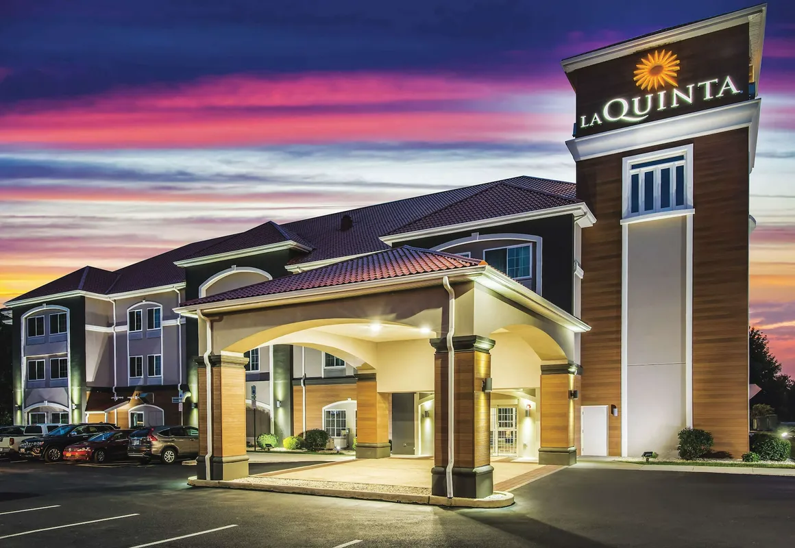 La Quinta Inn & Suites by Wyndham Chambersburg hotel hero