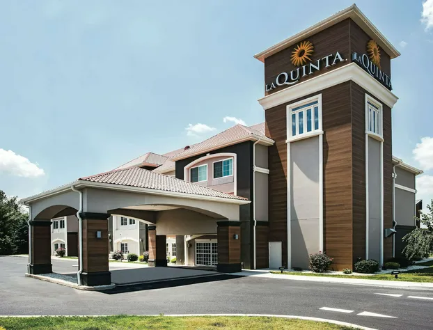La Quinta Inn & Suites by Wyndham Chambersburg hotel detail image 1