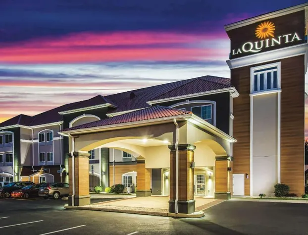 La Quinta Inn & Suites by Wyndham Chambersburg hotel detail image 1