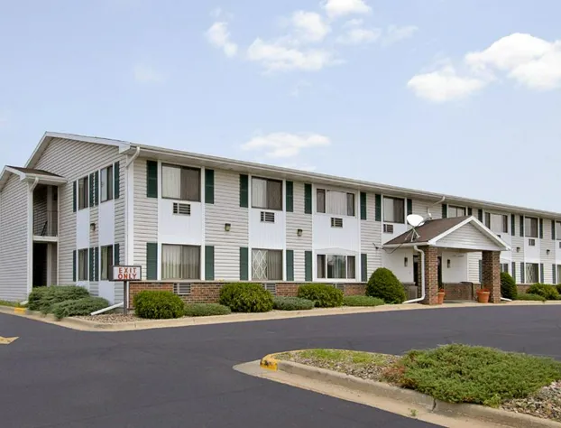 Super 8 by Wyndham Tomah Wisconsin hotel detail image 2