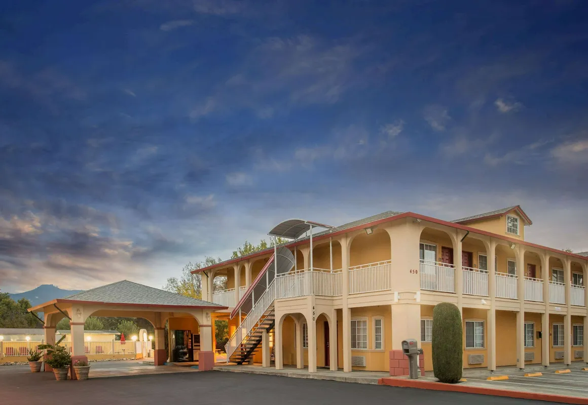 Upper Lake Inn and Suites hotel hero