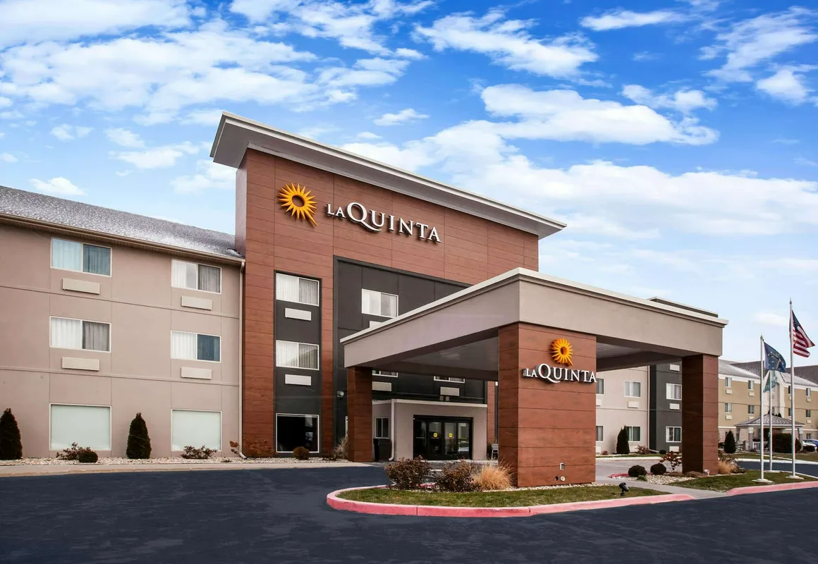 La Quinta Inn & Suites by Wyndham Elkhart hotel hero
