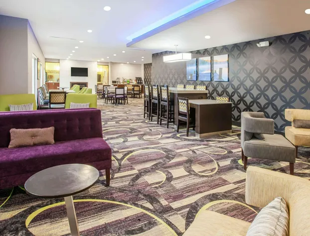 La Quinta Inn & Suites by Wyndham Elkhart hotel detail image 3