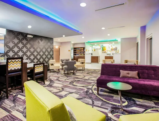 La Quinta Inn & Suites by Wyndham Elkhart hotel detail image 4