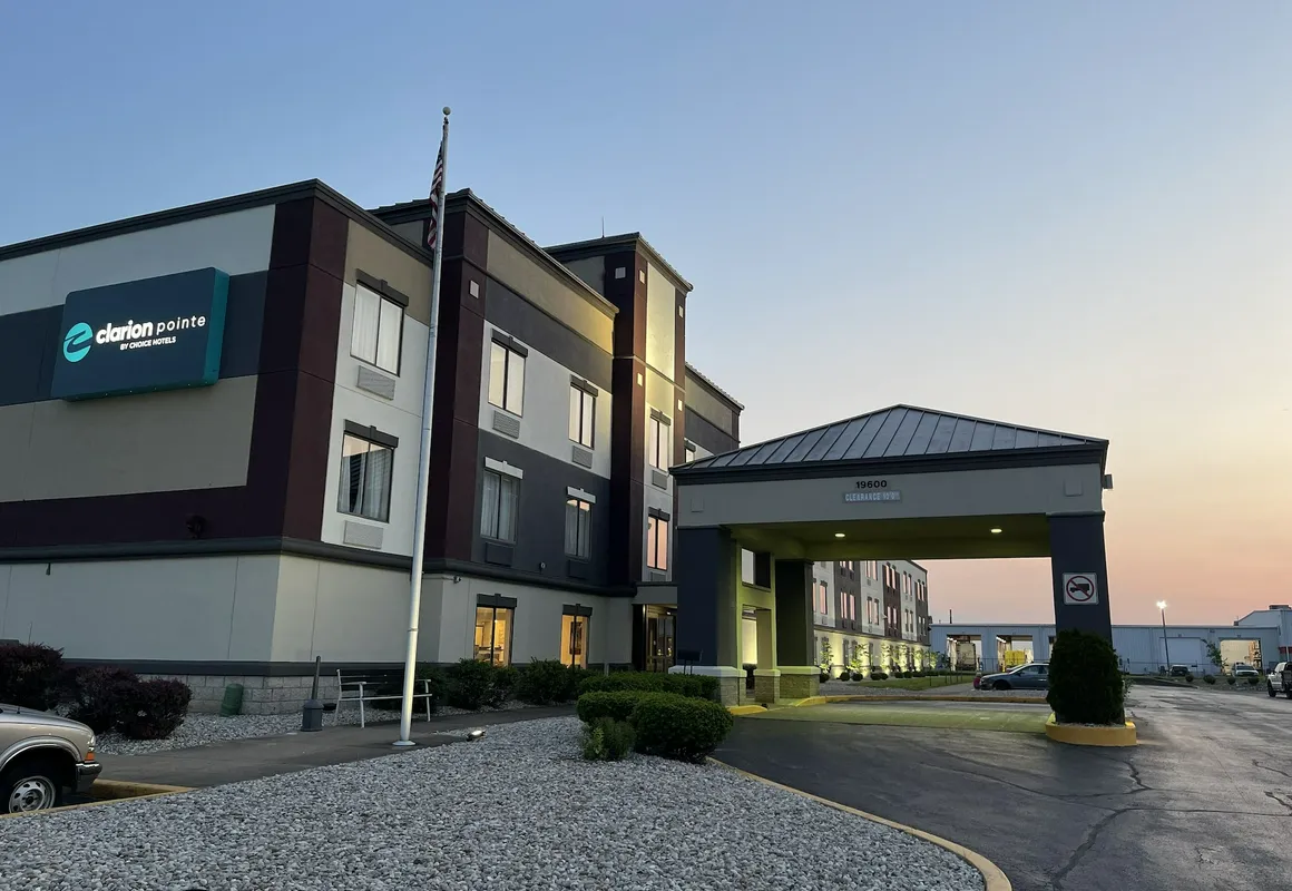Clarion Pointe Evansville North hotel hero