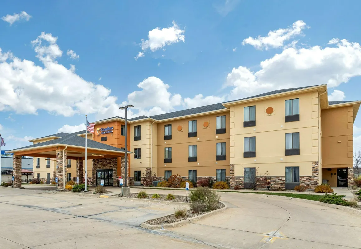 Comfort Inn & Suites Cedar Rapids North - Collins Road hotel hero