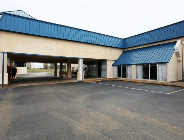 Americas Best Value Inn Marshall hotel detail image 1