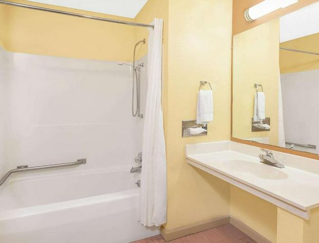 Days Inn & Suites by Wyndham Kalamazoo hotel detail image 4