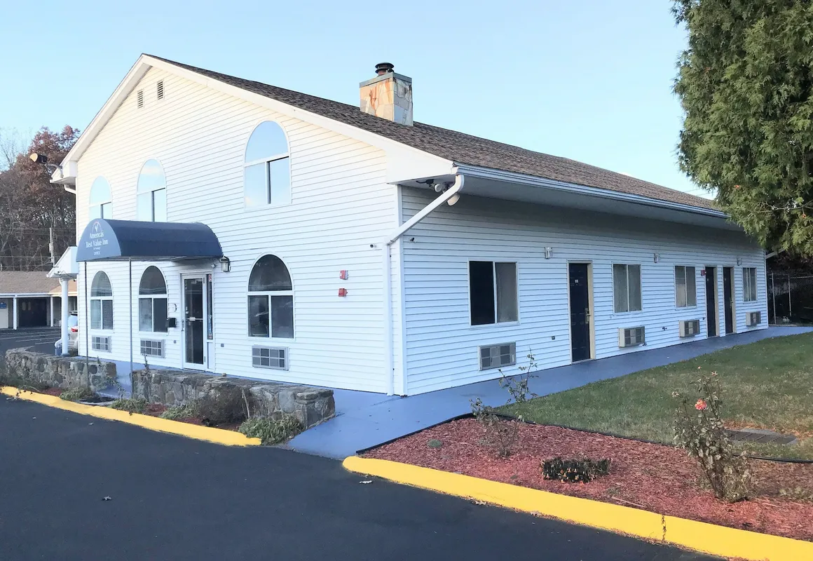 AmeriVu Inn & Suites hotel hero