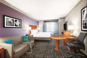 La Quinta Inn & Suites by Wyndham Jackson Airport hotel detail image 2