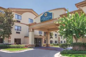 La Quinta Inn & Suites by Wyndham Jackson Airport hotel hero