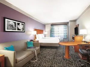 La Quinta Inn & Suites by Wyndham Jackson Airport hotel detail image 1