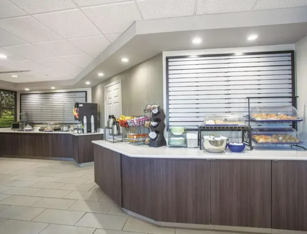 La Quinta Inn & Suites by Wyndham Jackson Airport hotel detail image 3