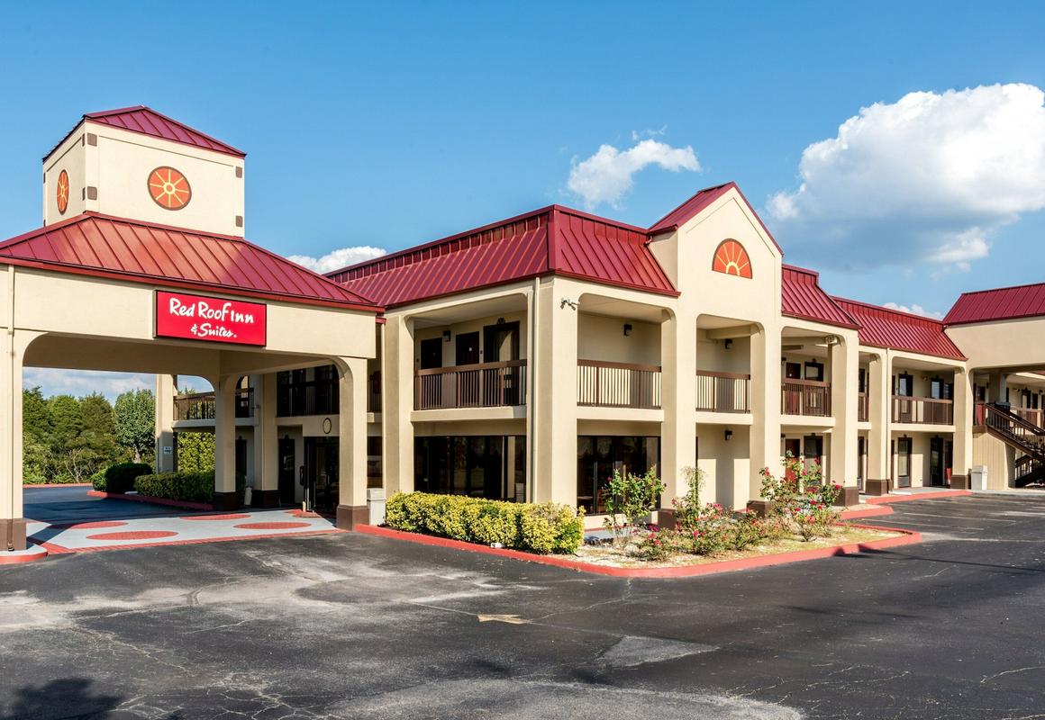 Red Roof Inn & Suites Clinton, TN hotel hero
