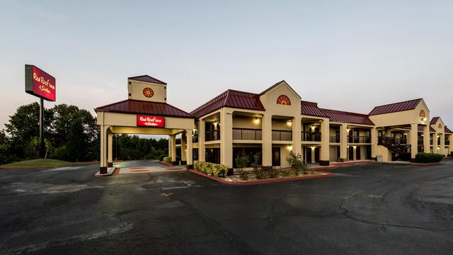 Red Roof Inn & Suites Clinton, TN hotel detail image 2