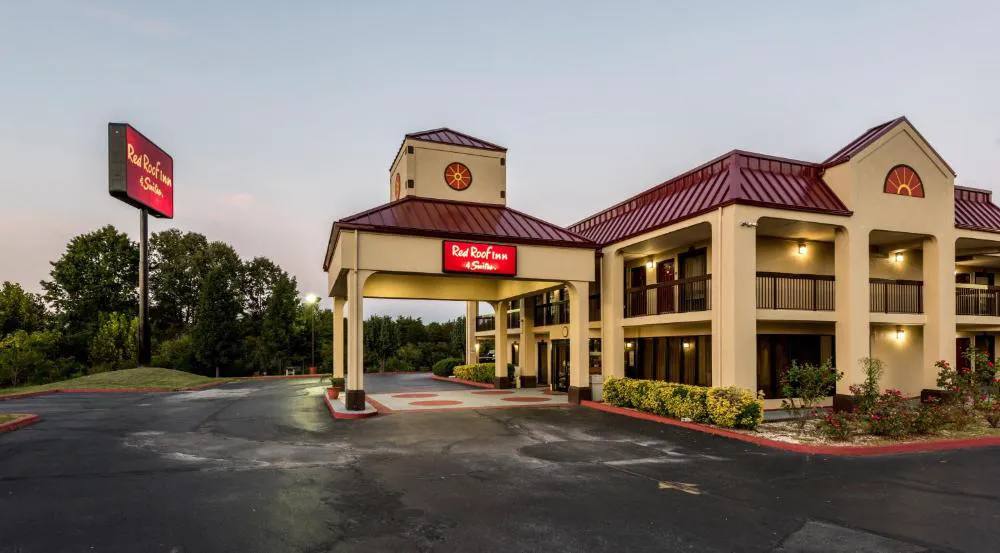 Red Roof Inn & Suites Clinton, TN hotel hero