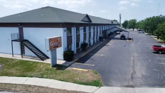 Grand Inn Fargo hotel hero