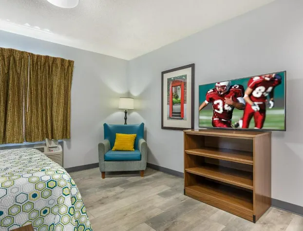 HomeTowne Studios & Suites by Red Roof Greensboro hotel detail image 3
