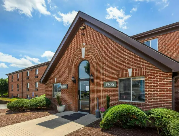 HomeTowne Studios & Suites by Red Roof Greensboro hotel detail image 2