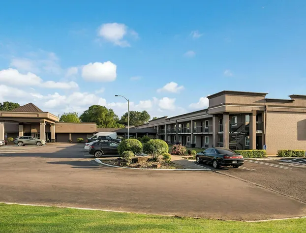 Clarion Inn & Suites Russellville I-40 hotel detail image 1