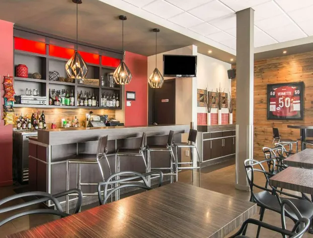 Econo Lodge Inn & Suites hotel detail image 3