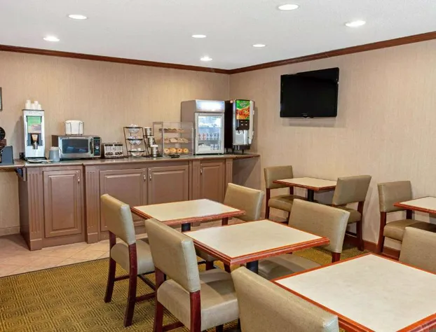 La Quinta Inn & Suites by Wyndham Stevens Point hotel detail image 3
