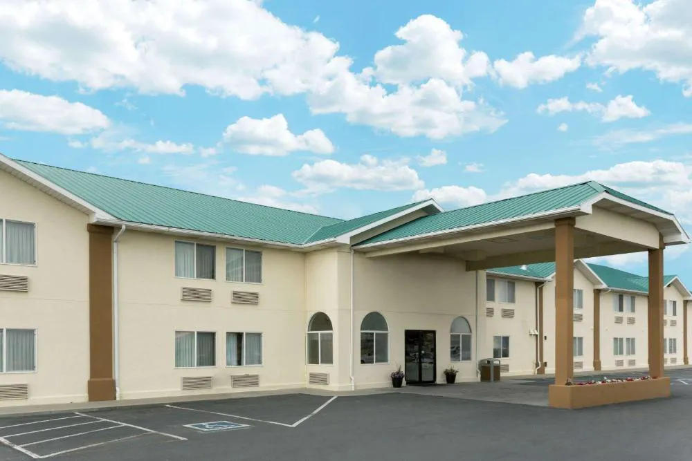 Super 8 by Wyndham Green River hotel hero