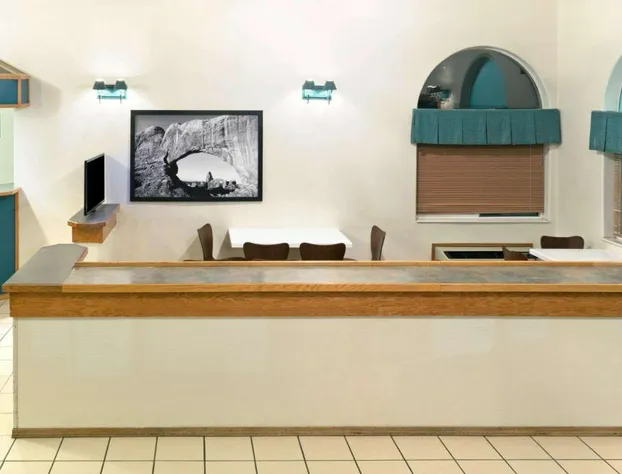 Super 8 by Wyndham Green River hotel detail image 1