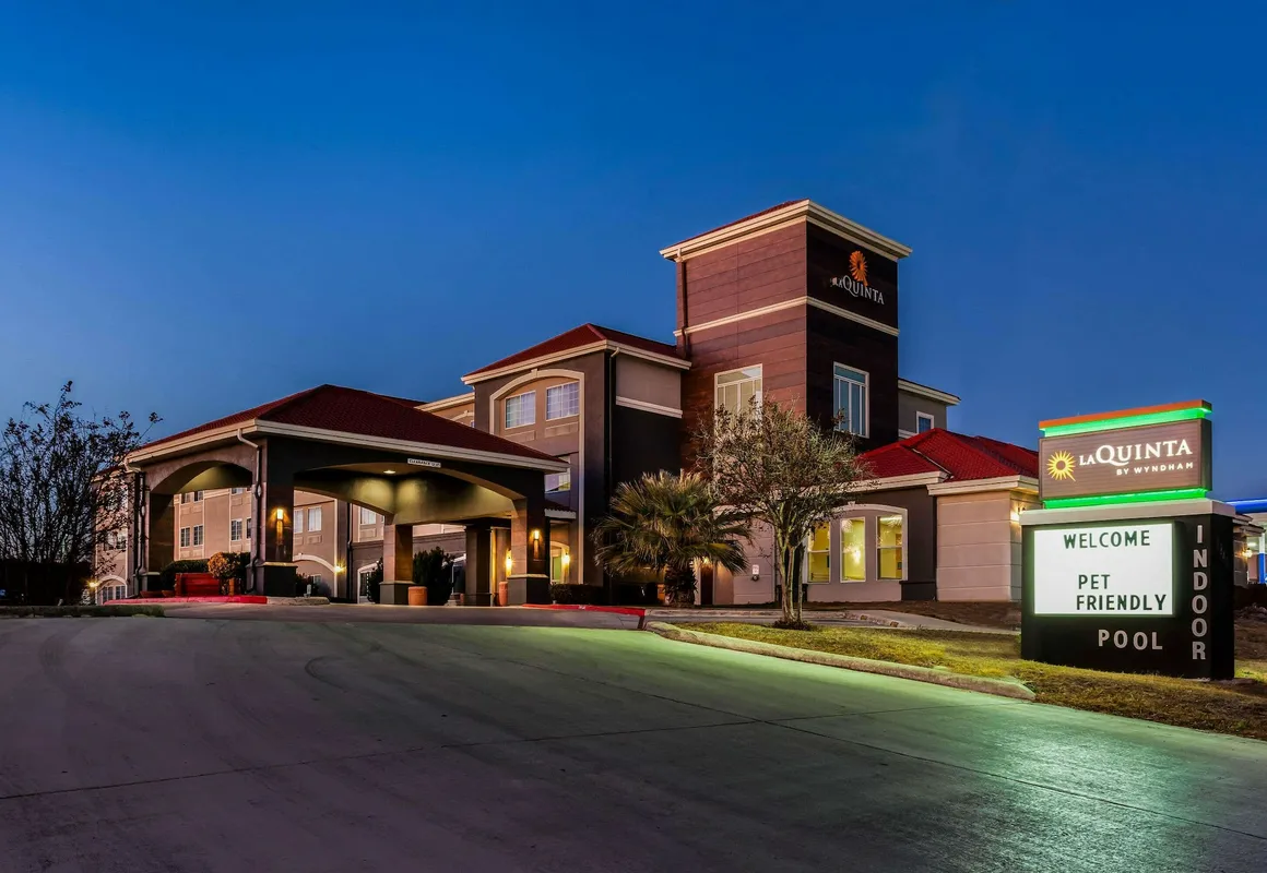 La Quinta Inn & Suites by Wyndham Kerrville hotel hero