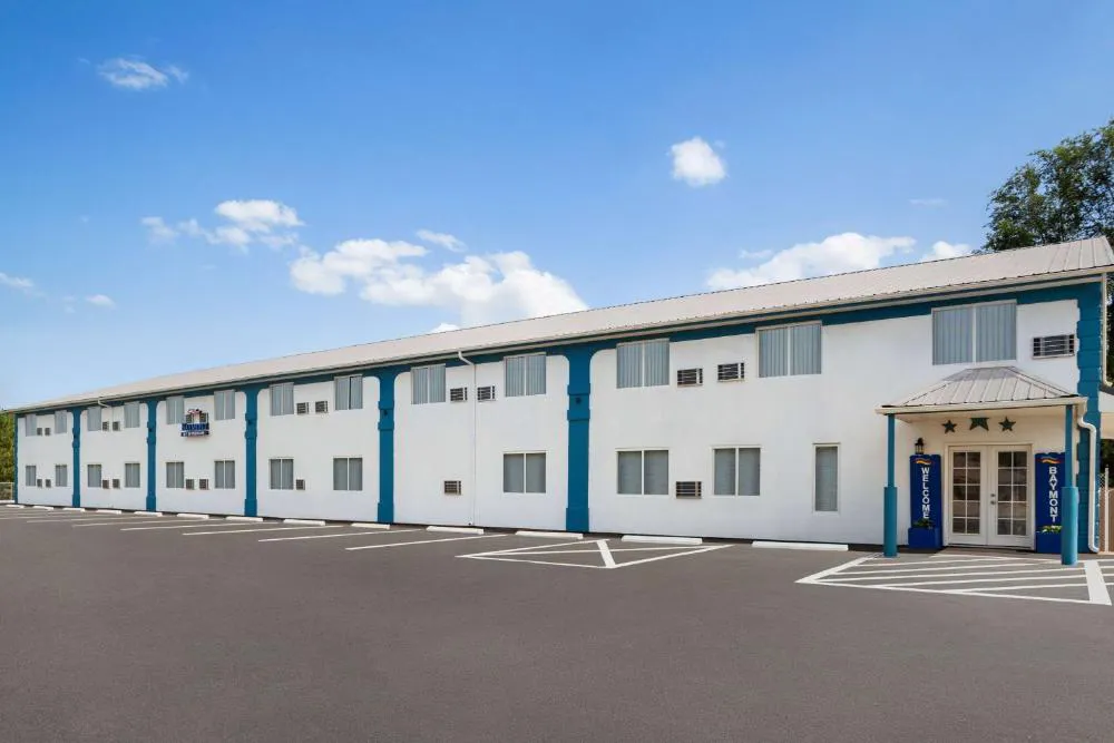 Baymont by Wyndham Hutchinson hotel hero