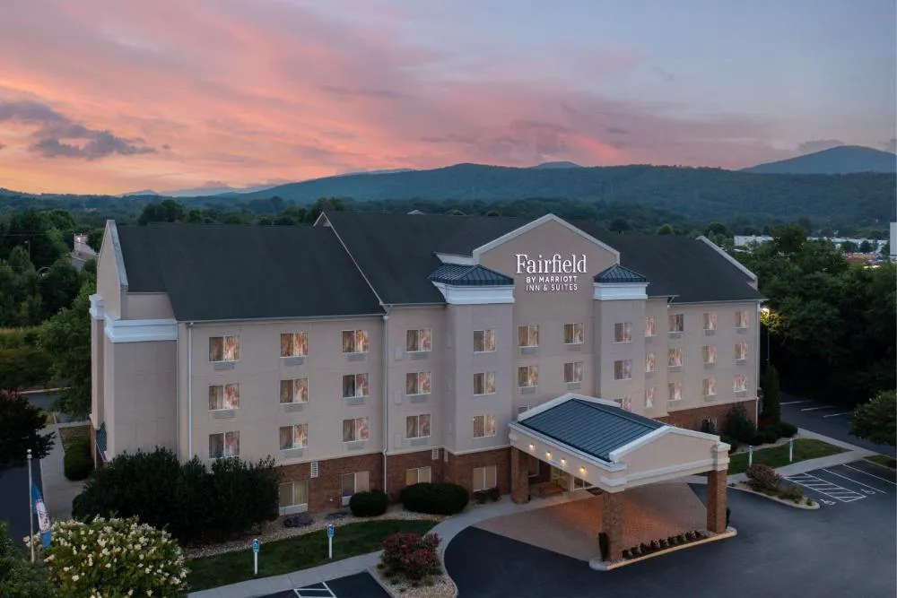 Fairfield Inn & Suites by Marriott Roanoke Hollins/I-81 hotel hero