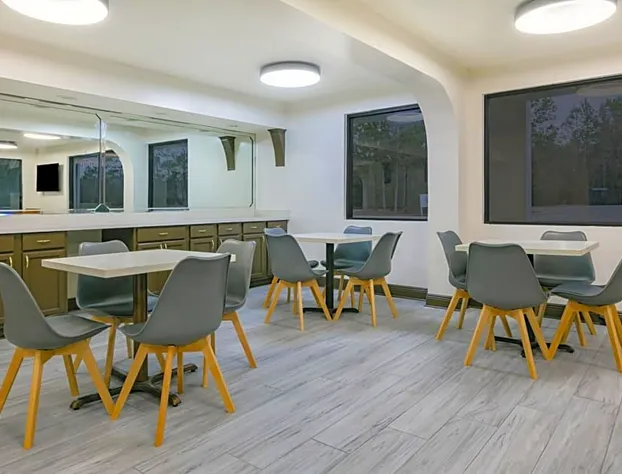 Super 8 by Wyndham Moss Point hotel detail image 4