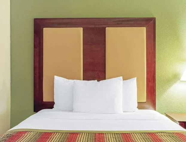 La Quinta Inn & Suites by Wyndham Lancaster hotel detail image 4