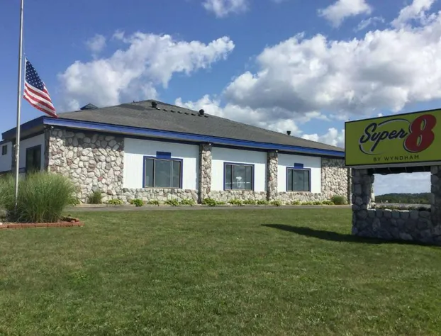 Super 8 by Wyndham Petoskey hotel detail image 4