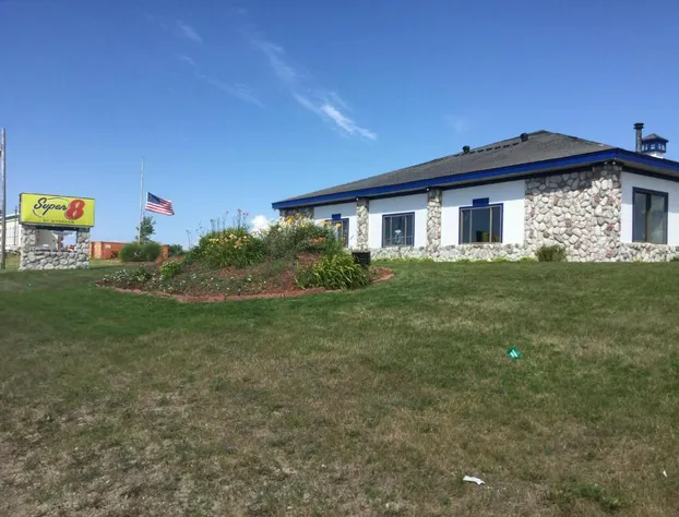 Super 8 by Wyndham Petoskey hotel detail image 3