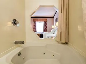 Quality Inn & Suites Evansville North hotel detail image 4