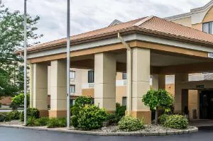 Quality Inn & Suites Evansville North hotel hero