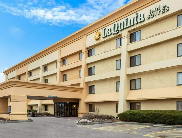 La Quinta Inn & Suites by Wyndham Chicago Gurnee hotel detail image 1