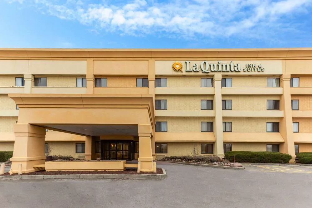La Quinta Inn & Suites by Wyndham Chicago Gurnee hotel hero