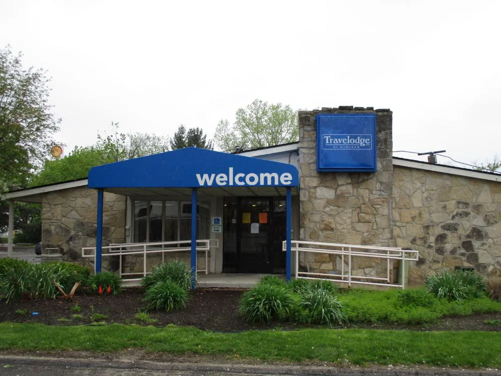 Travelodge by Wyndham Lansing hotel hero
