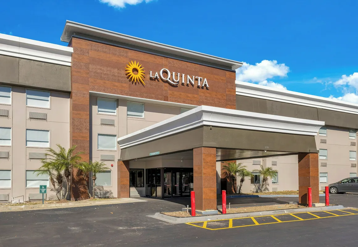 La Quinta Inn & Suites by Wyndham Jacksonville Mandarin hotel hero