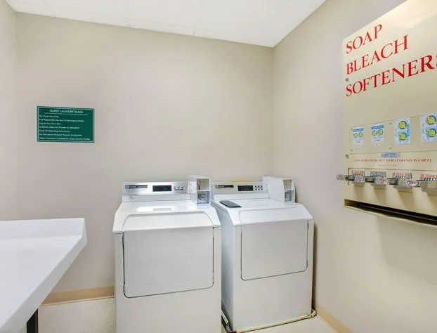 La Quinta Inn & Suites by Wyndham Springfield South hotel detail image 4