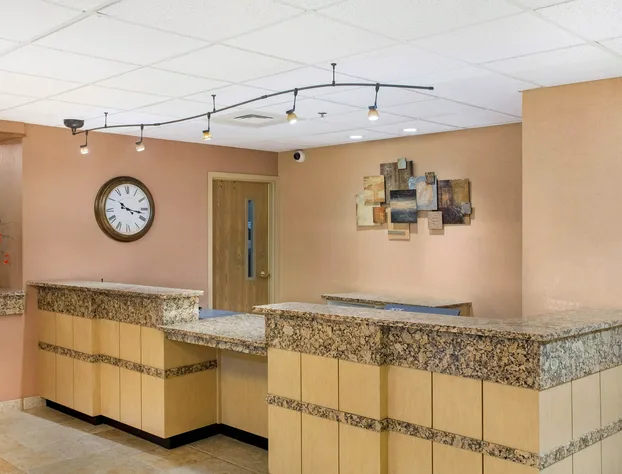 La Quinta Inn & Suites by Wyndham Springfield South hotel detail image 3