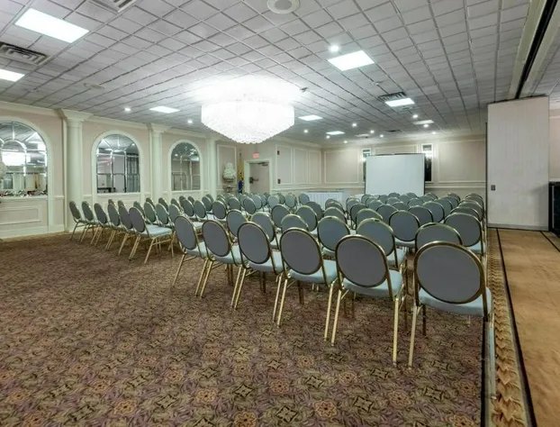 Red Roof PLUS+ Woodbridge - Carteret hotel detail image 4