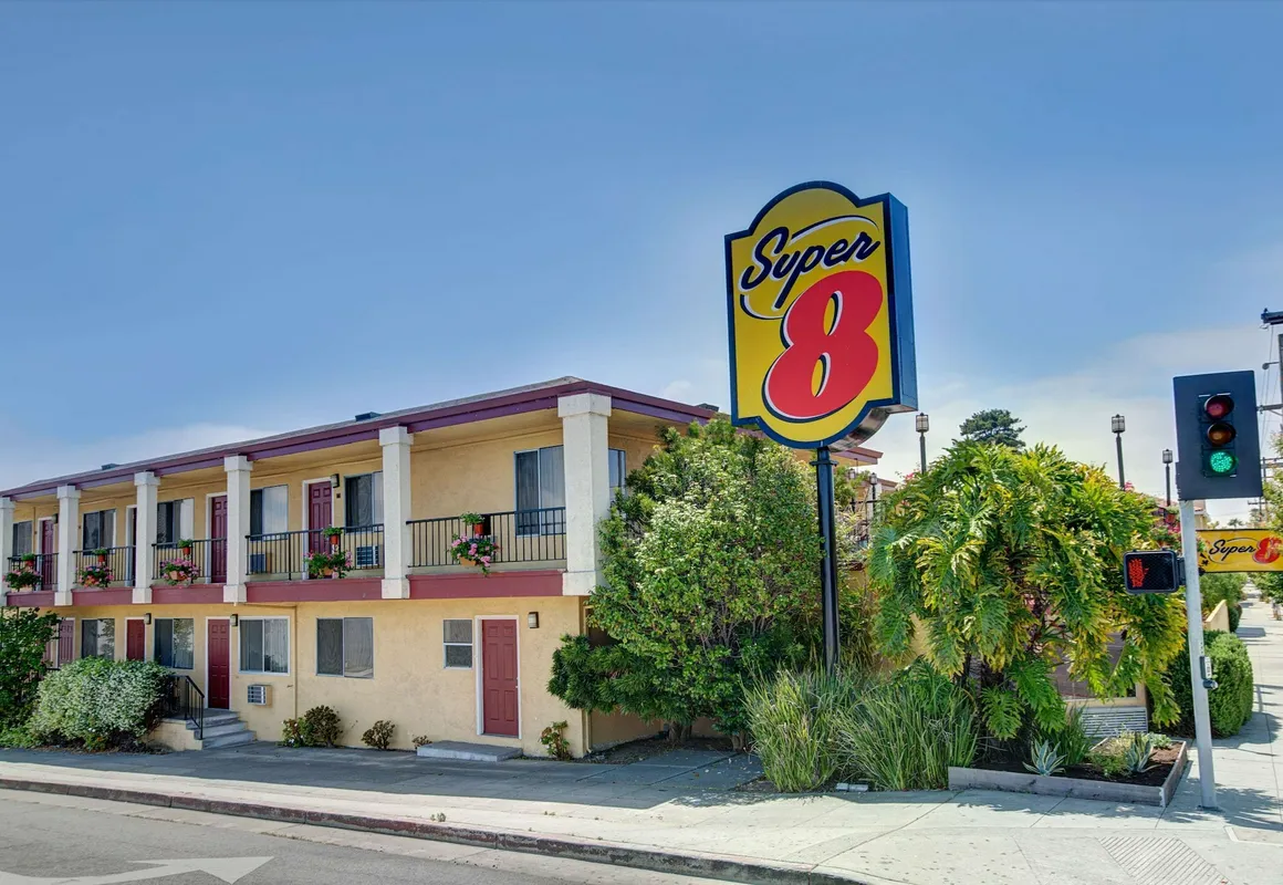 Super 8 by Wyndham Santa Cruz Beach hotel hero