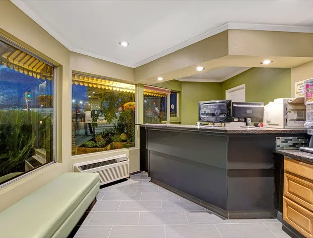 Super 8 by Wyndham Santa Cruz Beach hotel detail image 2