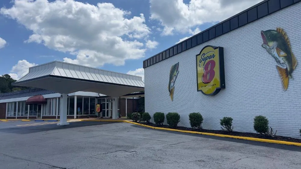 Super 8 by Wyndham Riverside AL hotel hero