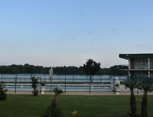 Super 8 by Wyndham Riverside AL hotel detail image 3