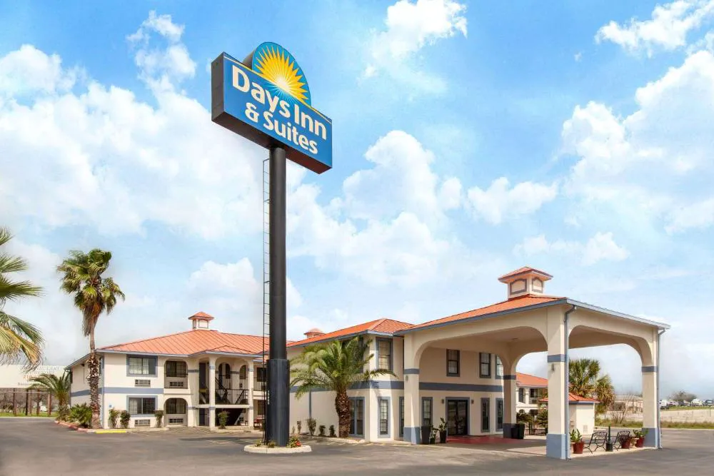 Days Inn & Suites by Wyndham Braunig Lake hotel hero
