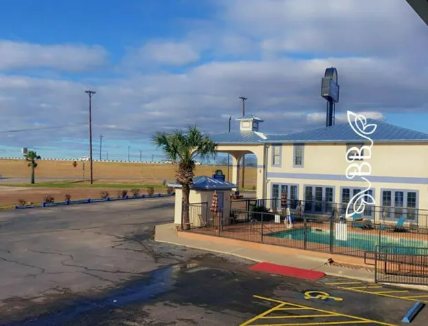 Days Inn & Suites by Wyndham Braunig Lake hotel detail image 3